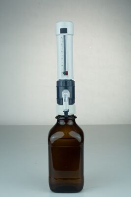 Distributeur pour flacons pour une manipulation plus sûre et plus efficace des produits chimiques