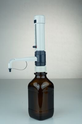 Distributeur pour flacons pour une manipulation plus sûre et plus efficace des produits chimiques